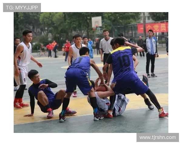 成都篮球队耐力争议引发热议球迷对球队表现和训练方式展开激烈讨论