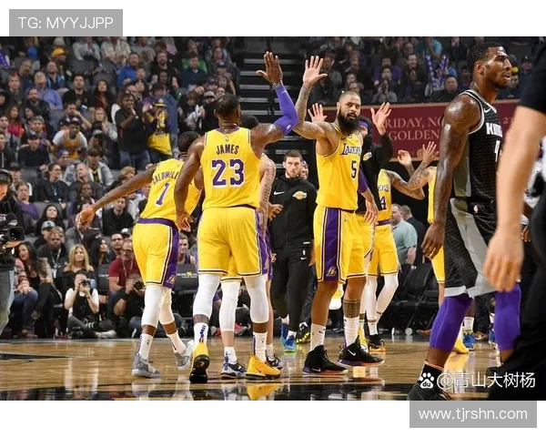 小牛队与湖人激战正酣NBA赛季精彩对决引发球迷热议