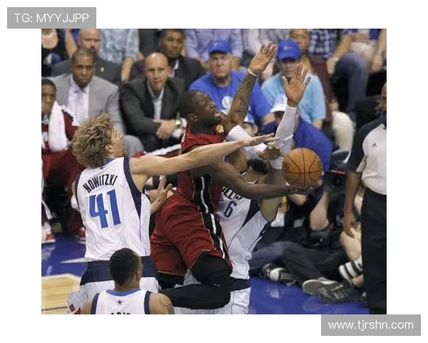 韦德带领热火对决活塞展现篮球魅力与激情的精彩瞬间